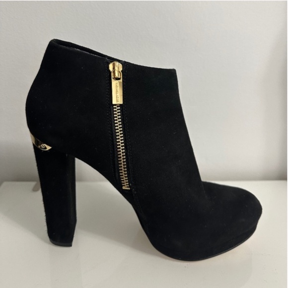 BNWOT- KORS Michael Kors Leather Suede Black Gold Side Zip Heel Ankle Boots (7) - Picture 5 of 13